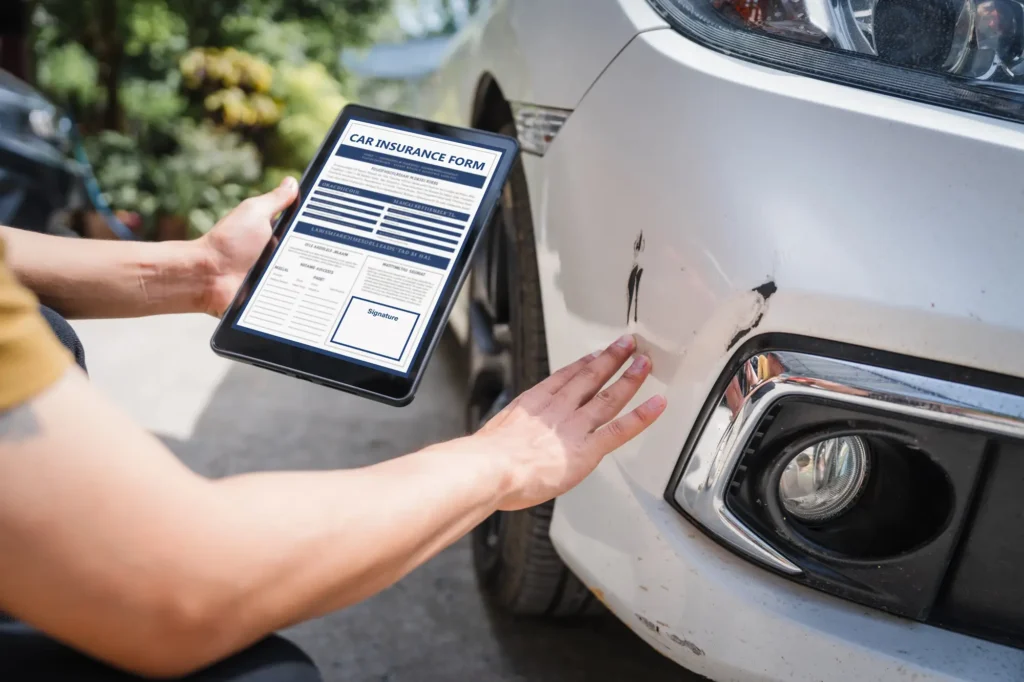 KFZ Gutachter  bei der Arbeit