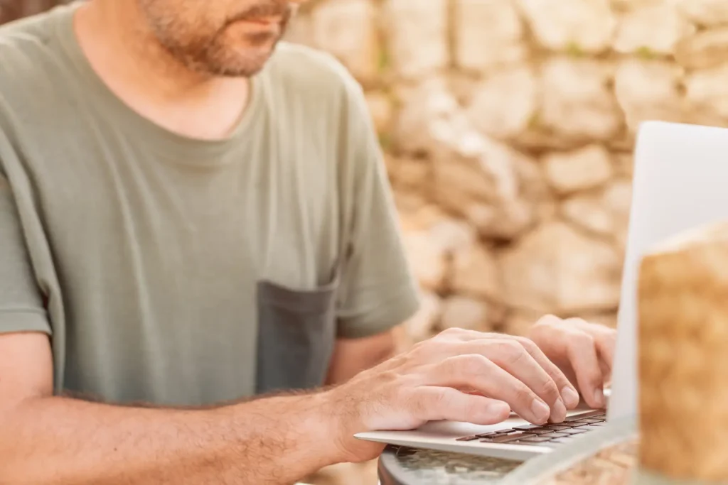 Mann nimmt Kontakt mir KFZ Gutachter auf