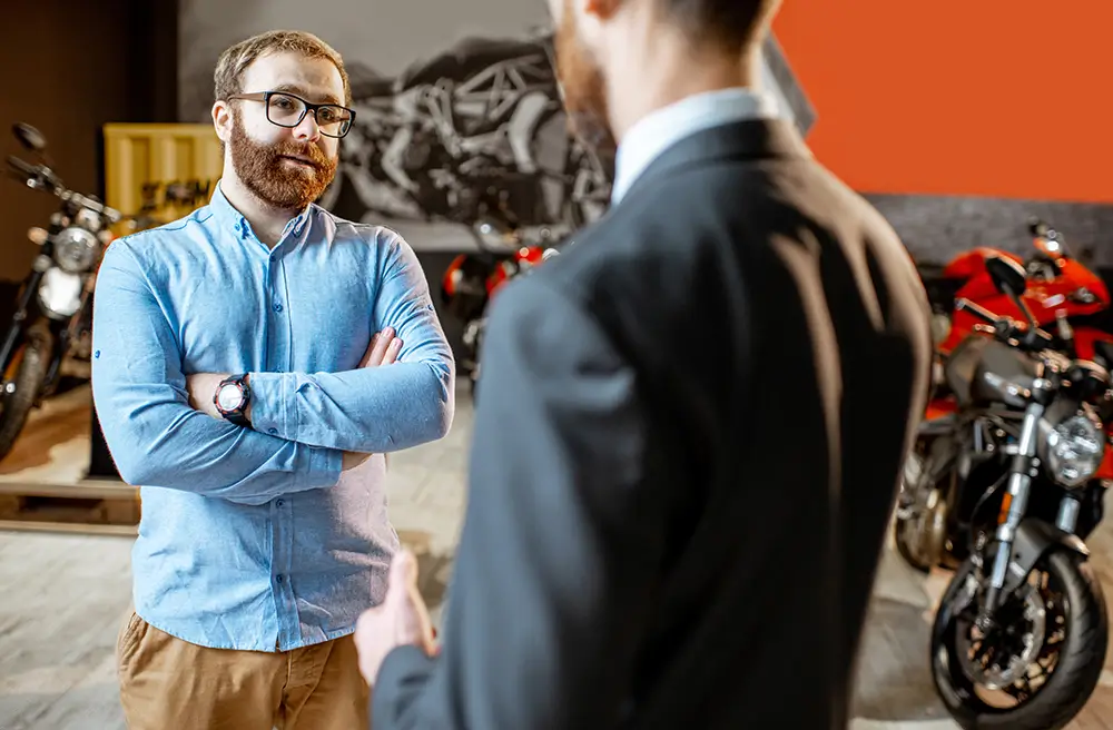 Motorradbesitzer im Gespräch mit einem Experten