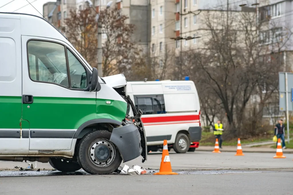 Stark beschädigtes Auto nach einem Verkehrsunfall