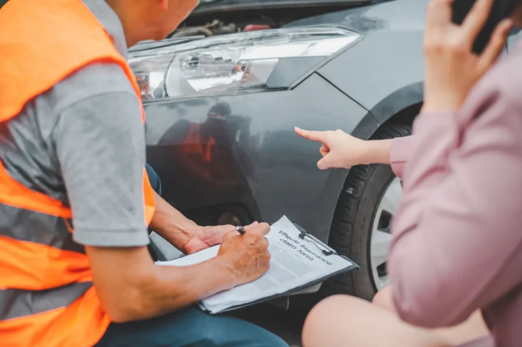 Fahrzeugschaden wird für die Versicherung begutachtet